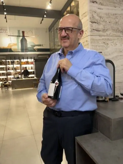 Khaled Zumot и призовая бутылка Saint George Cabernet Sauvignon. Фотографии Шэрон Курц