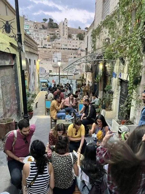Alkalha Stairs в Jabal al-Weibdah and Ezwete, некоммерческий ресторан с концепцией оплаты вперед.