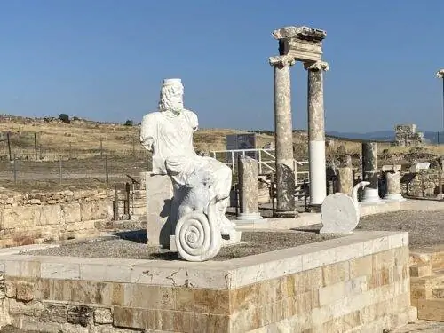 Статуя Плутона, бога подземного мира, стояла над водяными воротами, которые, по слухам, были воротами в подземный мир и обратно. Рядом с ним были две змеи и трехголовая собака для дополнительной защиты.