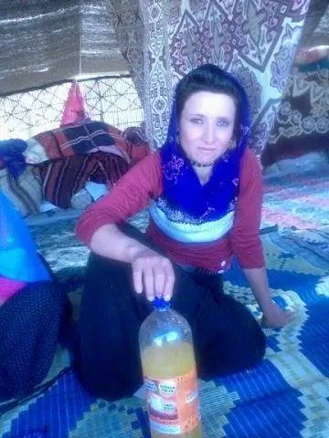 женщина в палатке