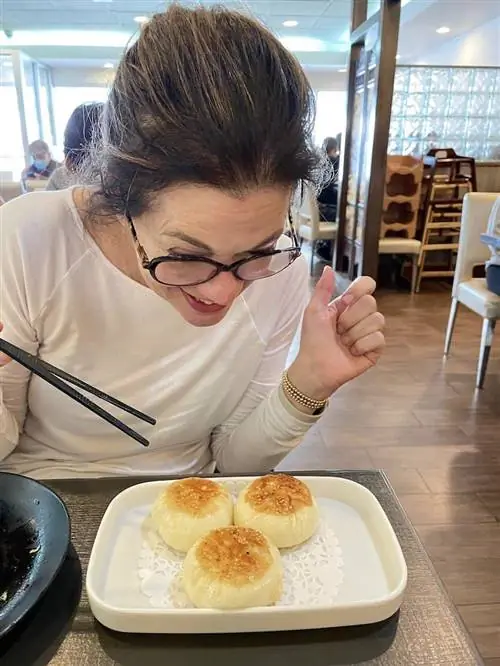 Копаться в пельменях в ресторане Great Taste в китайском квартале Калгари.