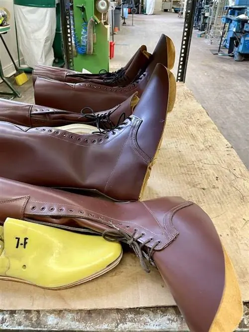 Alberta Boot Co. - единственная фабрика в Канаде, производящая ботинки Королевской канадской конной полиции (RCMP), известные как High Browns.