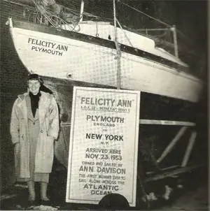 Энн Дэвисон со своей маленькой лодкой Felicity Ann.