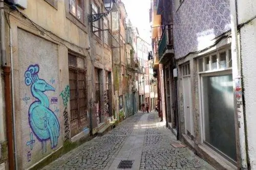 Одна из многих узких улиц Порту