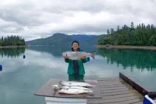 автор с уловом королевского лосося Ridgewood Wilderness Lodge