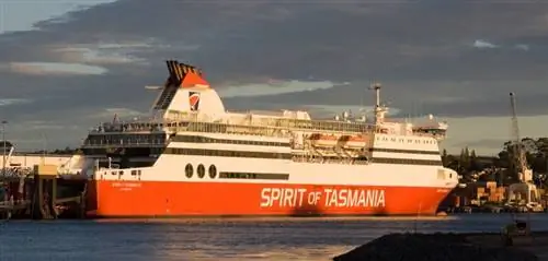 Паром Spirit of Tasmania: 12 часов, поэтому рекомендуется путешествовать ночью. И это может быть очень бурное море.