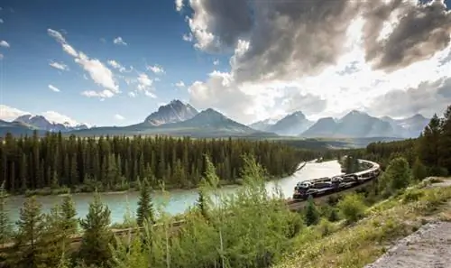 Катание по кривой Морантса возле озера Луиз, Альберта, фото Rocky Mountaineer