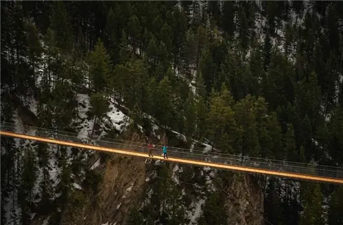 Golden Skybridge на фото преследования.