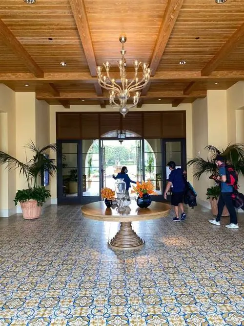 Просторный холл Terranea Resort - немного меньше людей в середине недели