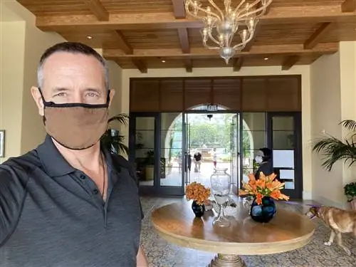 Автор регистрируется на курорте Terranea на берегу океана на оконечности полуострова Палос-Вердес.