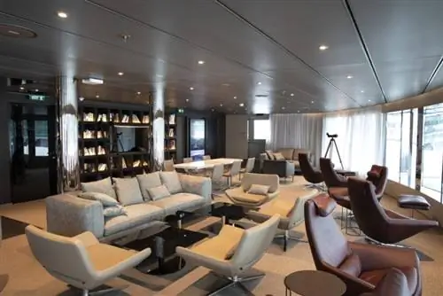 Зал наблюдения на Scenic Eclipse.