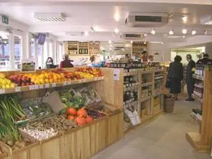 Магазин органических продуктов на ферме Occombe Farm.