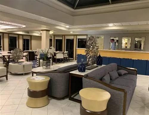 В лаундже Sky Lounge на речном судне круглосуточно подают закуски и напитки.