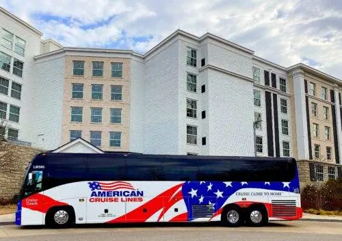 У American Cruise Lines есть собственный круизный автобус, который следует за речным судном для надежной перевозки во время береговых экскурсий.