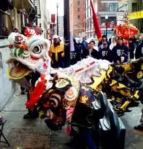 Танец льва в китайском квартале Бостона