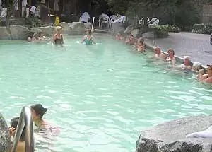 Успокаивающие минеральные ванны в Harrison Hot Springs Resort and Spa в Британской Колумбии