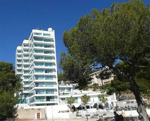 Пляжный отель Iberostar Grand Portals Nous с обеденной зоной на открытом воздухе справа