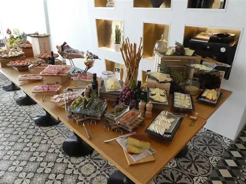 Шведский стол из испанского мяса и сыров, чтобы начать завтрак.