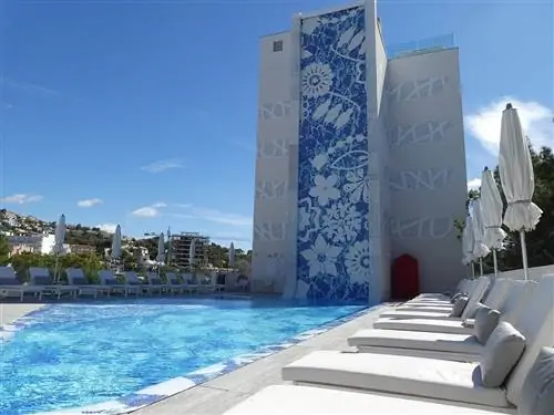 Драматический 5-этажный водопад плещется в бассейне Iberostar Grand Portal Nous, Майорка.