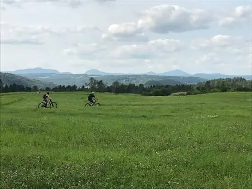 Некоторые горные байкеры наслаждаются пейзажем Kingdom Trails.