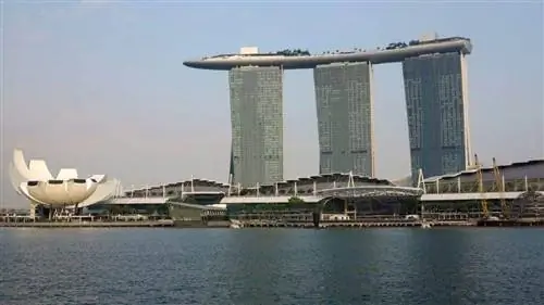 Художественно-научный музей с отелем Marina Sands возвышается над заливом. Пейзажные бассейны простираются на вершинах трех зданий!