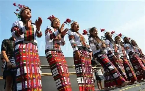 Члены племени Ади танцуют в Индии.