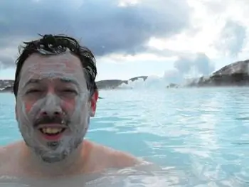Я с кремнеземом на лице в Голубой лагуне (предполагается, что он помогает замедлить старение, посмотрим, сработает ли).