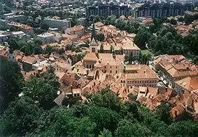 Вид на красные черепичные крыши Любляны, столицы Словении. фотографии Кэтрин Хардт.