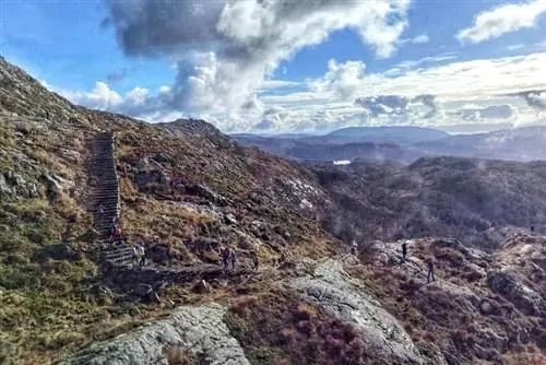 Тропа шерпов к горе Ульрикен в Бергене, Норвегия.