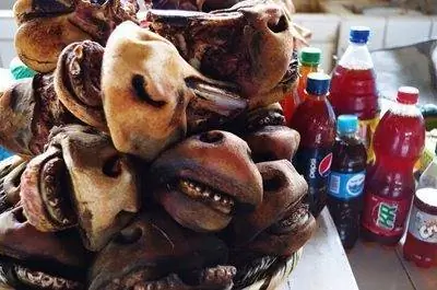 Коровьи головы на рынке Куско.