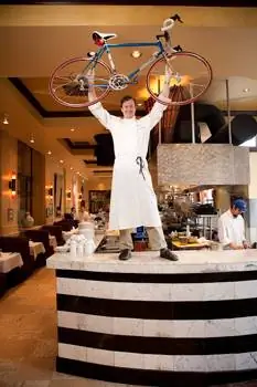 Шеф-повар Bambara Bistro демонстрирует свой ценный велосипед. фотографии Сони Старк.