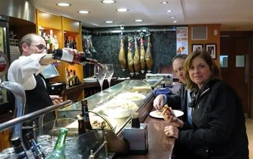 Тапас во второй половине дня в Сеговии - это то, как люди любят есть.