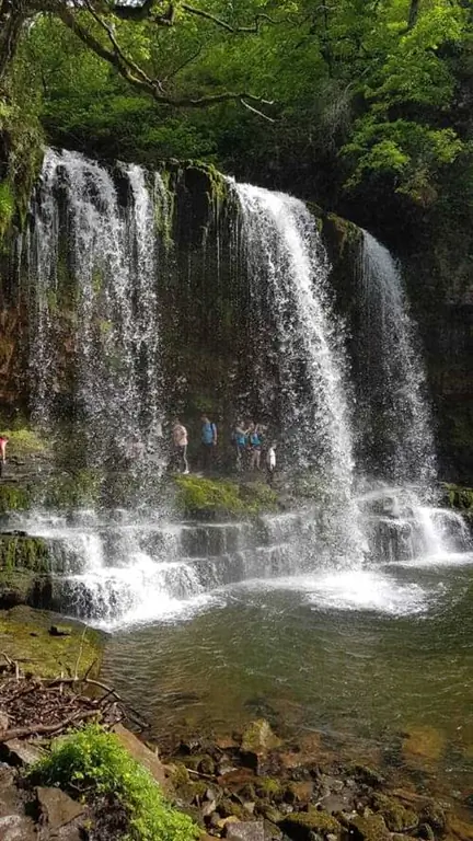 Водопады Sgwd Yr Eira в Уэльсе, Великобритания.