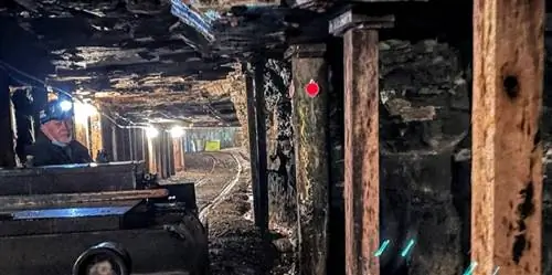 Экскурсия по шахте на выставке Beckley Coal Mine проведет вас глубоко под землю, чтобы рассказать об ужасах добычи угля в первые дни.