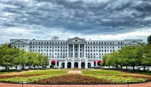Курорт Greenbrier сохранил свой элегантный имидж.