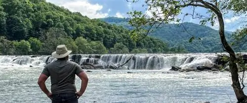 Смотритель национального парка указывает на девять рек, образующих водный бассейн Нью-Ривер. Весь этаж информационного центра возле Хинтона представляет собой гигантскую карту бассейнов рек.