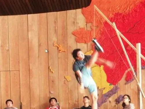 Демонстрация удара ногой одной ногой в Центре наследия коренных народов Аляски. Фото: Susmita Sengupta