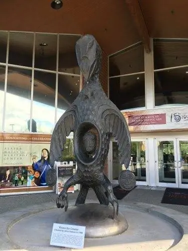 У входа в Центр наследия коренных народов Аляски.