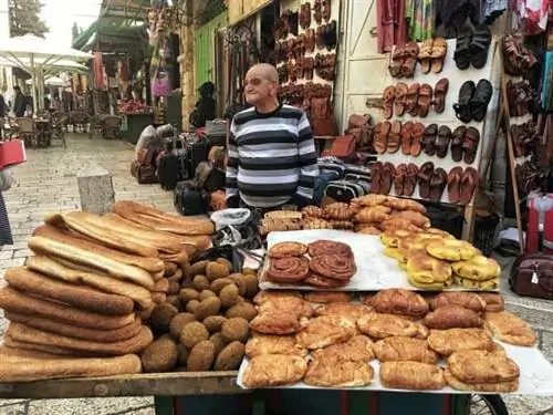Продавец хлеба на базаре в Иерусалиме. Фотографии Клаудии Тавани.