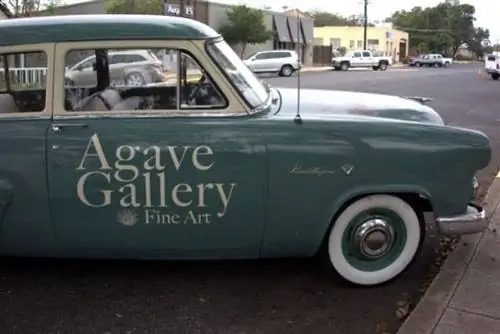 Старинный автомобиль в галерее Agave.
