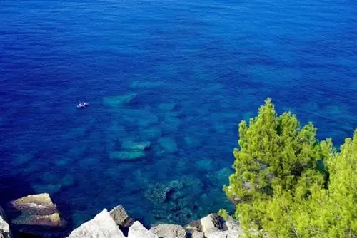 В конце похода вы, наконец, сможете окунуться в кристально чистую воду.