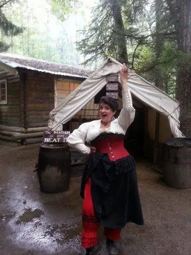 Меган О’Тул Готт, также известная как Самогонная Мэг, в костюме в лагере «Золотая лихорадка лжецов» в Скагуэе, Аляска, где у нее была сезонная работа.