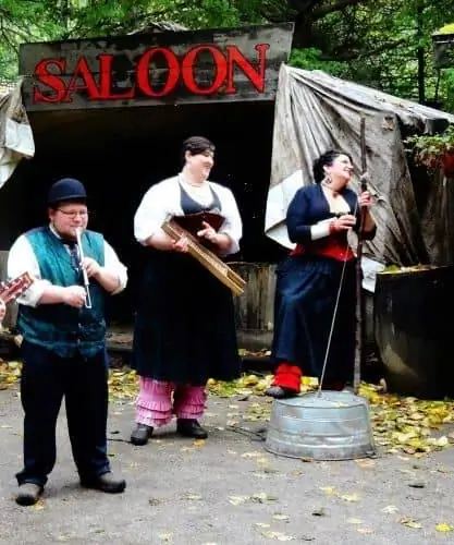 Вся банда Лиарсвилля состоит из сезонных рабочих в Скагуэе, Аляска. На фото Лиза Энн Гейлорд.