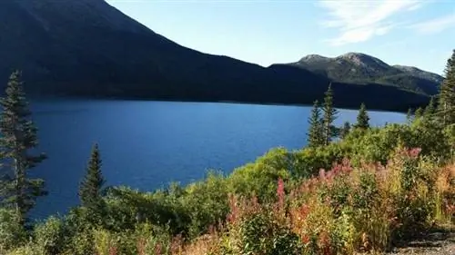 Горный пейзаж Скагуэя на Аляске.