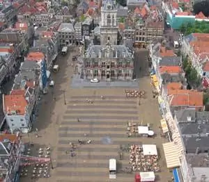 Вид с вершины башни Новой церкви в Делфте.