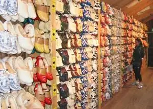Вы можете купить деревянную обувь в Заансе Сханс