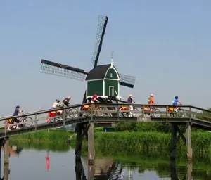 Мосты через каналы - единственные холмы, которые вы увидите.