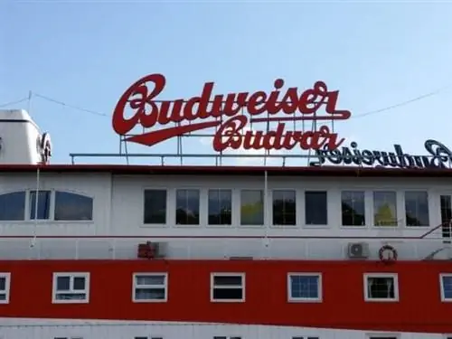 Плавучий отель Albatross в Праге с вывеской оригинального Budweiser, а не Bud вашего дедушки.