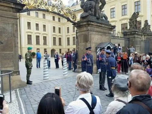Смена караула у Пражского Града.