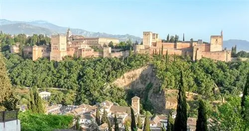 Альгамбра от Mirador San Nicolas, Гранада, Испания. Это один из семи студенческих городков, где можно недорого выйти на пенсию.